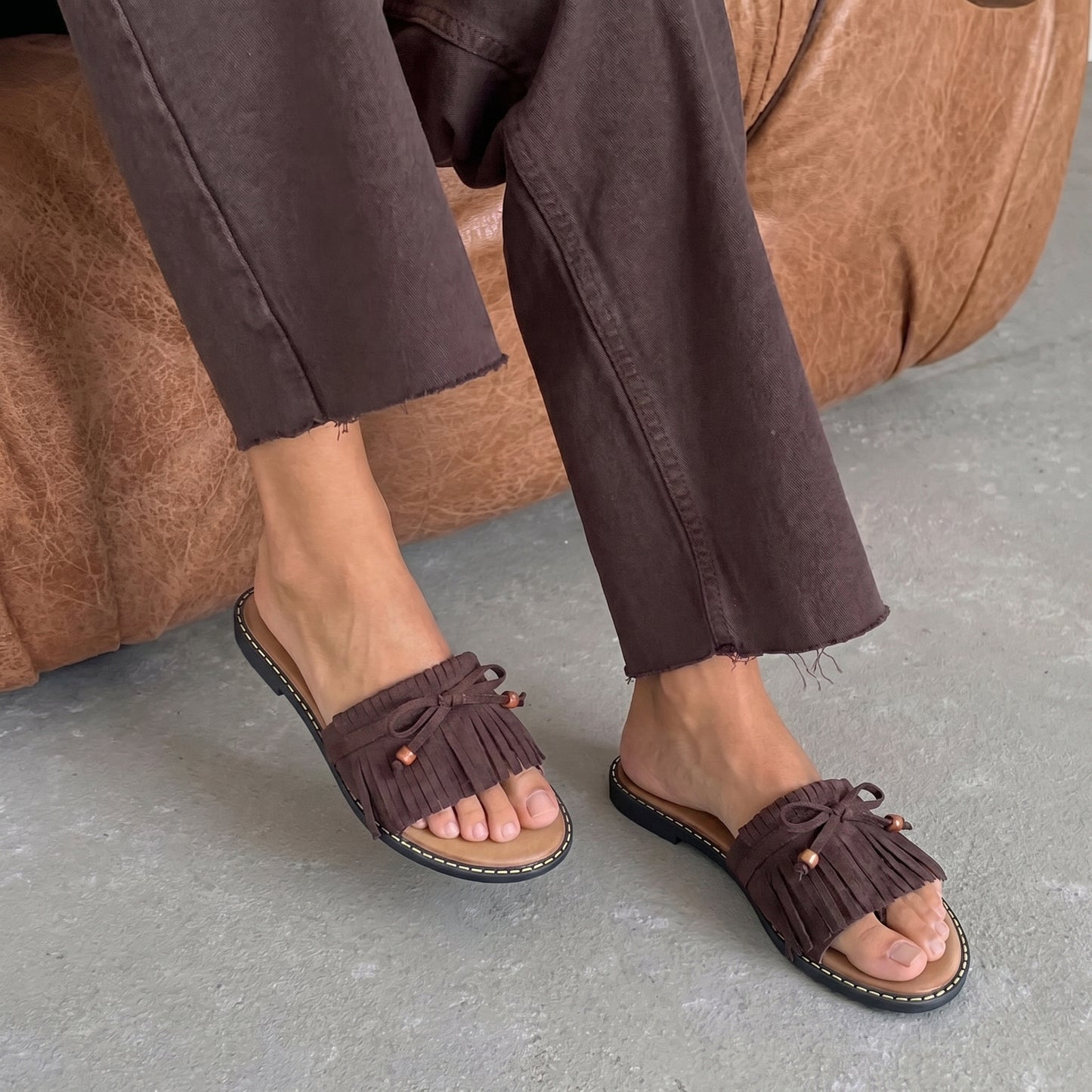 Klapki damskie brązowe – zamszowe frędzle, drewniane koraliki, styl boho