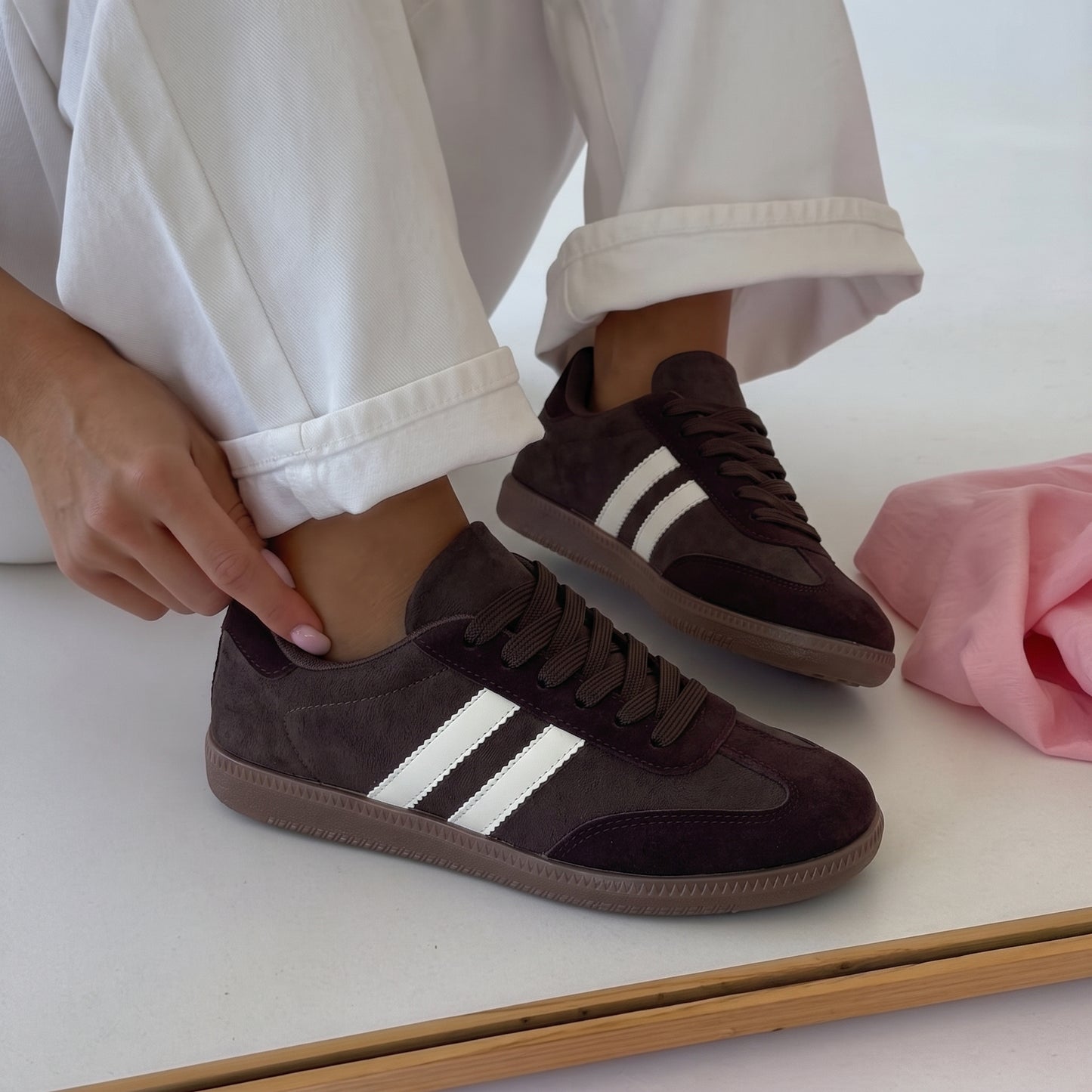 Sneakersy damskie brązowe – zamszowe, kremowe paski, gumowa karmelowa podeszwa