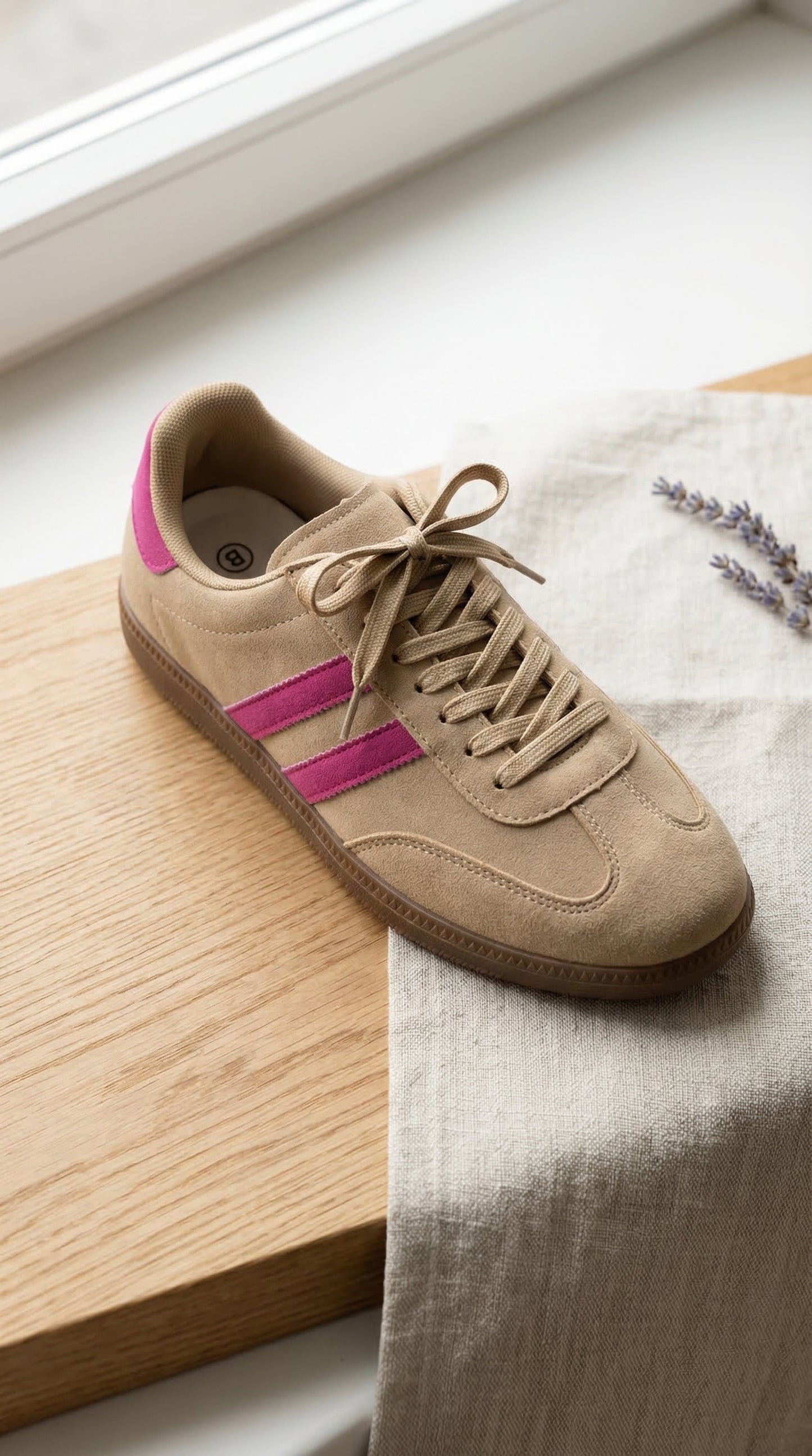 Wiosenne sneakersy zamszowe – beż & intensywny róż