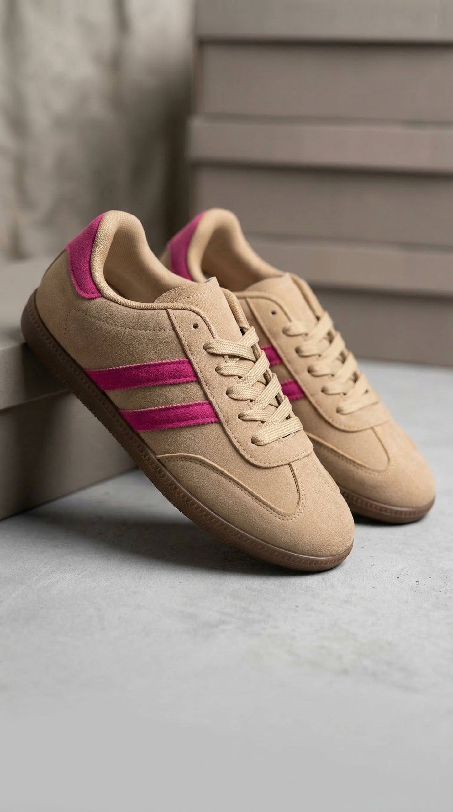 Wiosenne sneakersy zamszowe – beż & intensywny róż