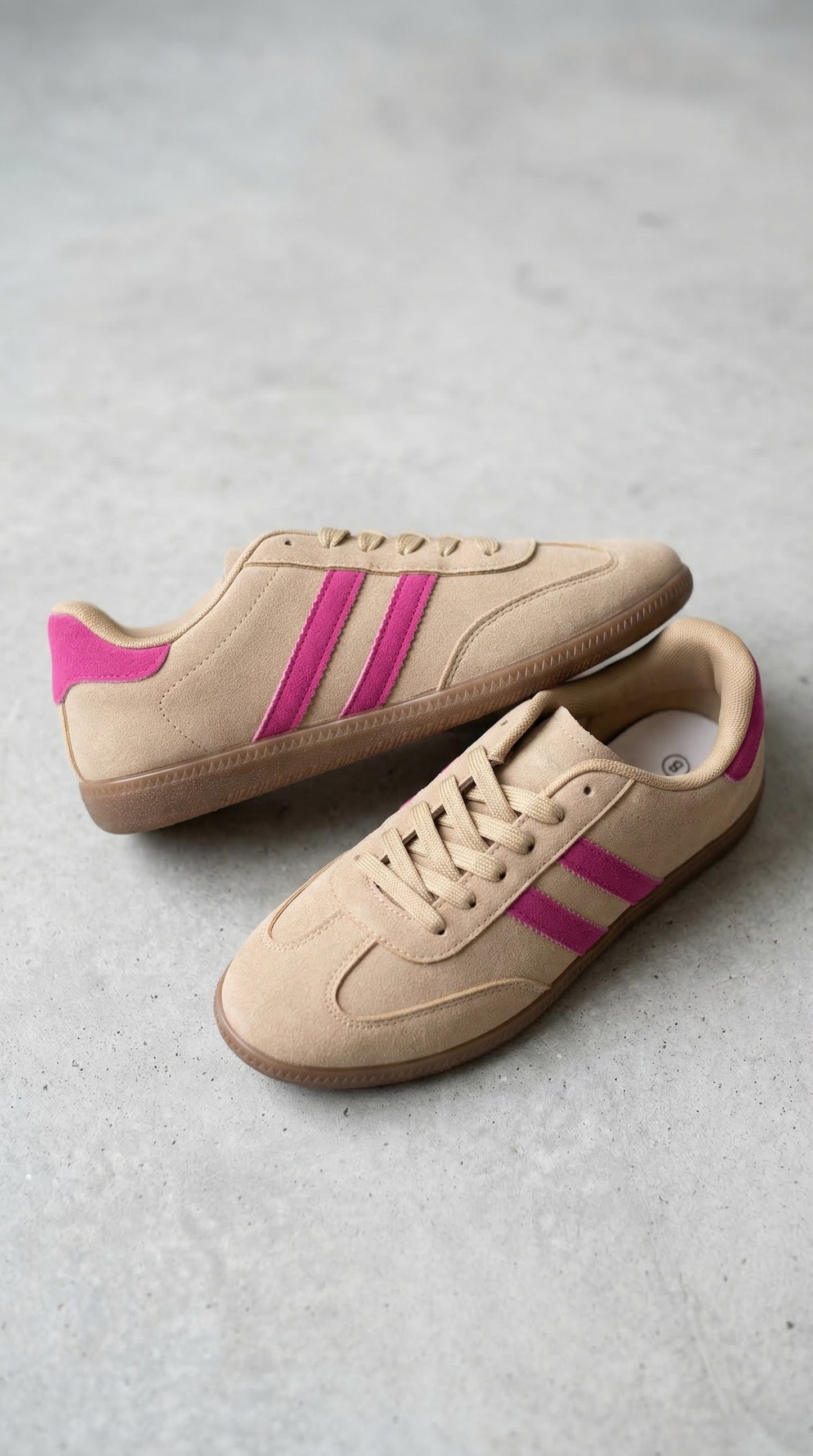 Wiosenne sneakersy zamszowe – beż & intensywny róż