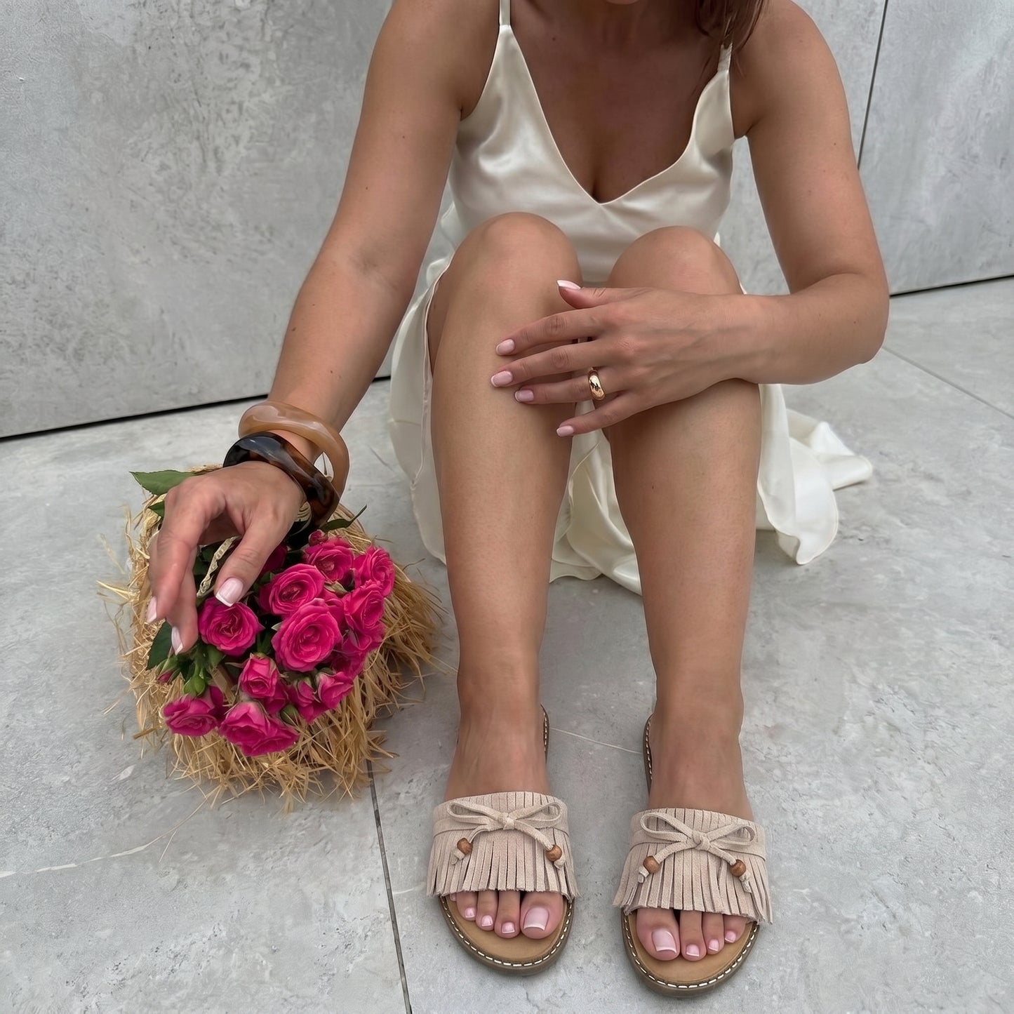 Klapki damskie beżowe – zamszowe frędzle, drewniane koraliki, styl boho
