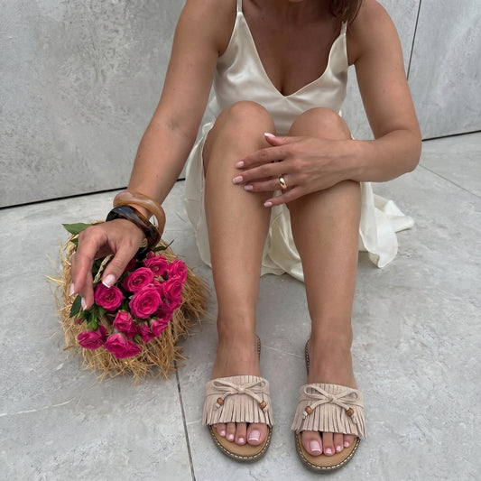 Klapki damskie beżowe – zamszowe frędzle, drewniane koraliki, styl boho