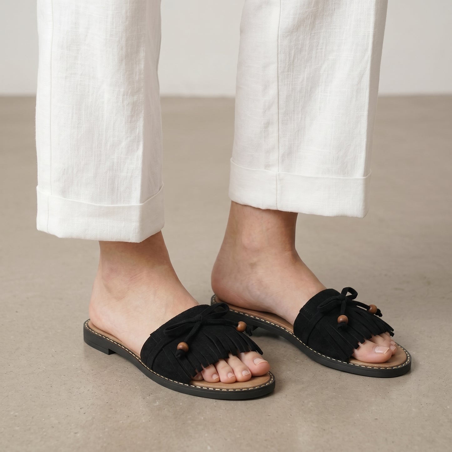 Klapki damskie czarne – zamszowe frędzle, drewniane koraliki, styl boho