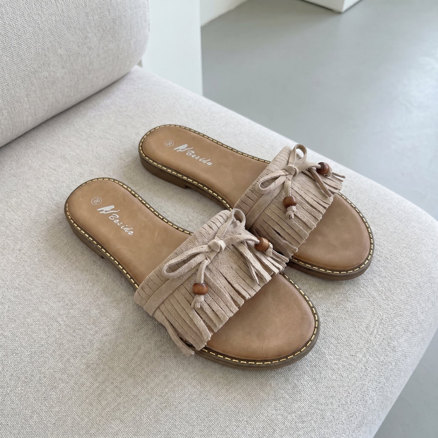 Klapki damskie beżowe – zamszowe frędzle, drewniane koraliki, styl boho