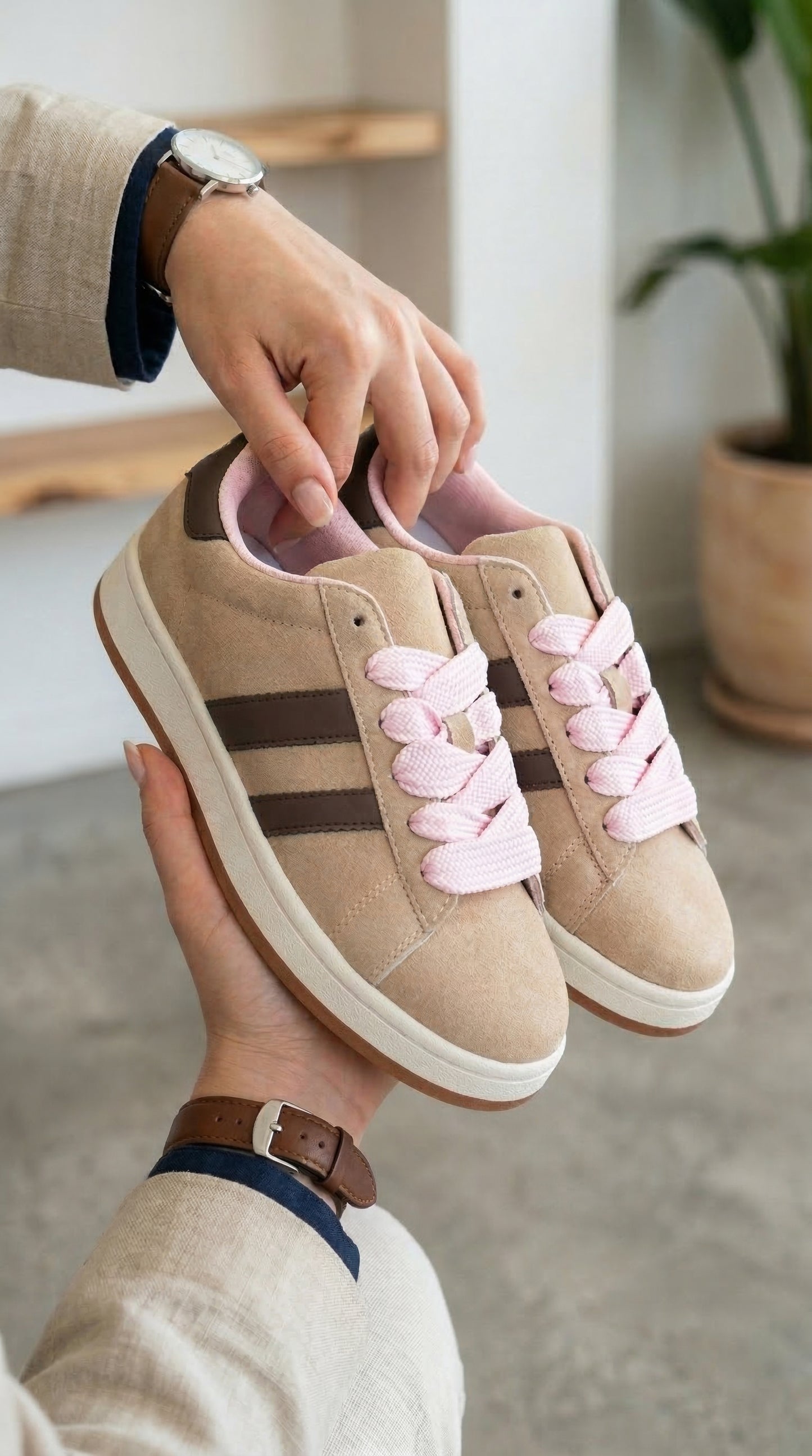 Wiosenne sneakersy zamszowe – beż & pudrowy róż