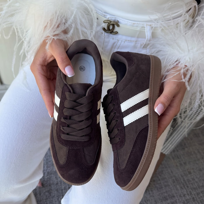 Sneakersy damskie brązowe – zamszowe, kremowe paski, gumowa karmelowa podeszwa