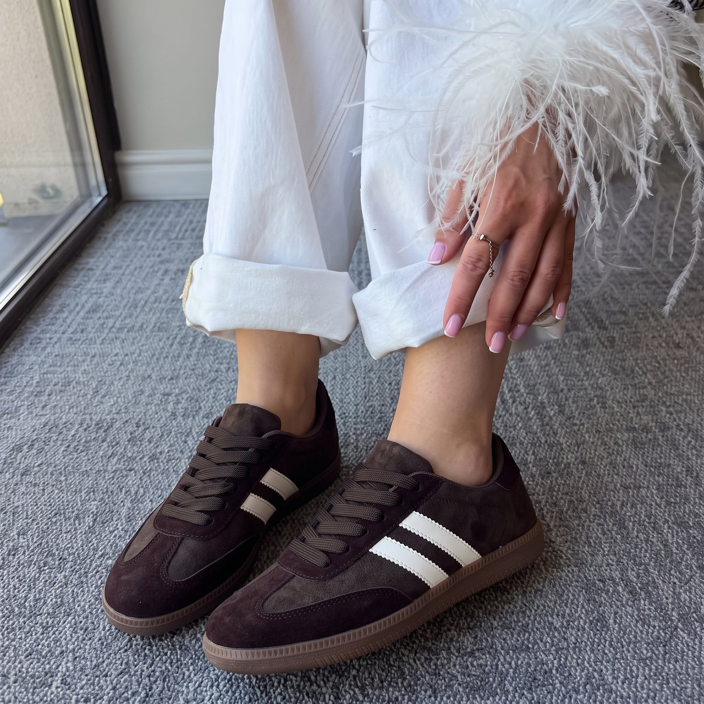 Sneakersy damskie brązowe – zamszowe, kremowe paski, gumowa karmelowa podeszwa
