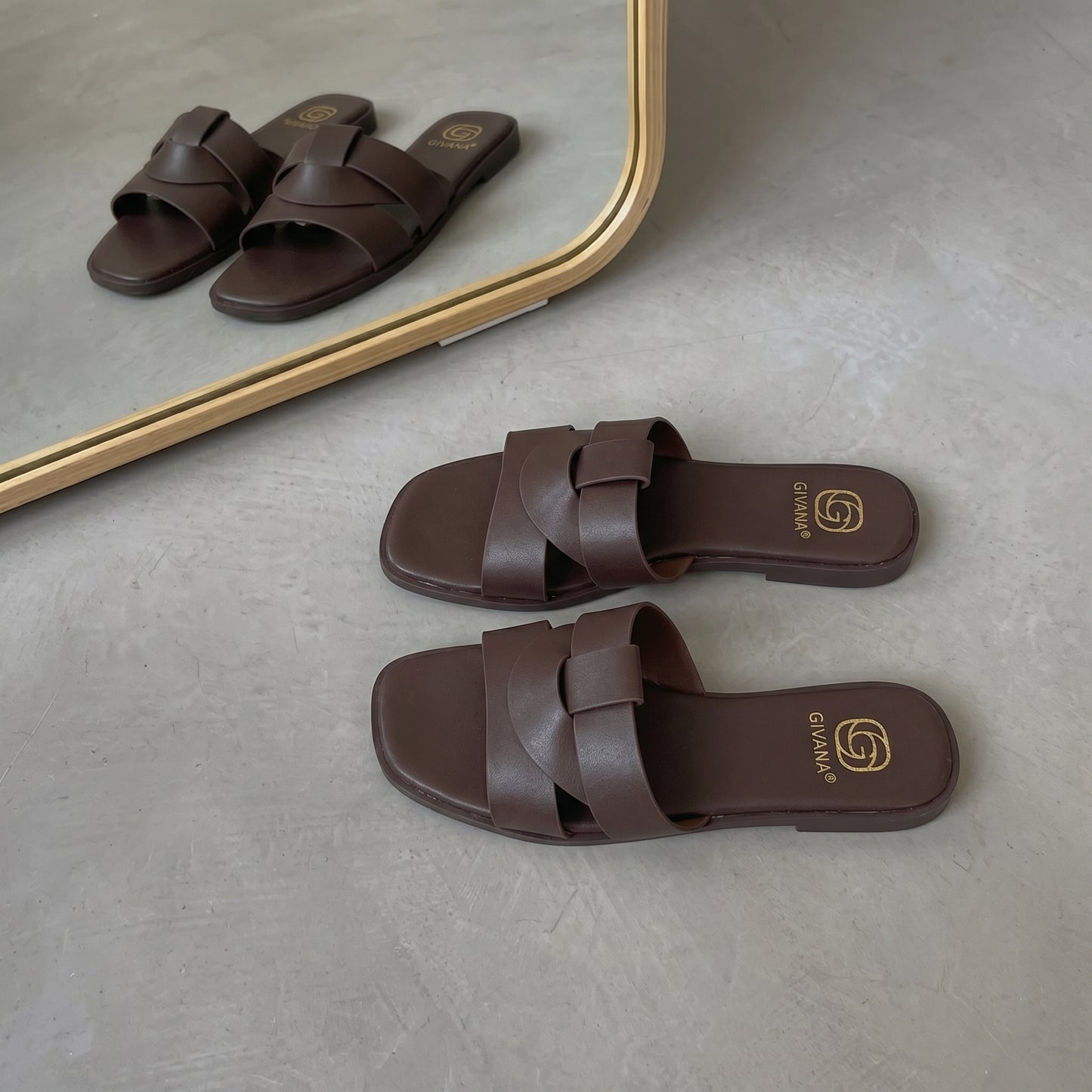 Klapki damskie brązowe – pleciony pasek, minimalistyczny design, elegancki finish
